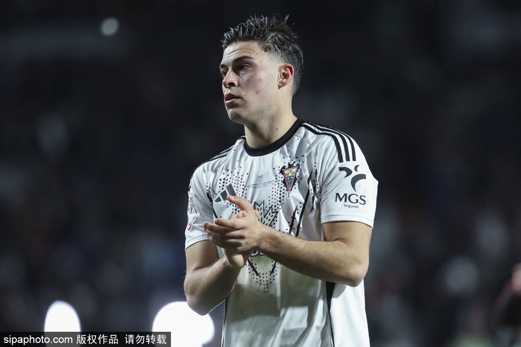 弗里克拥抱拉菲尼亚回归：吉罗纳之战巴萨能否借势回位西甲榜首？